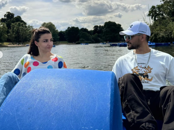 Soha ali khan and kunal khemu in boat during europe trip